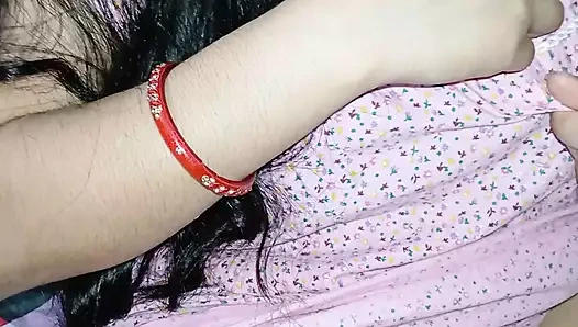 Üvey anne üvey oğlunun yarağına mastürbasyon yapıyor ve ona zevk veriyor - çok şanslı