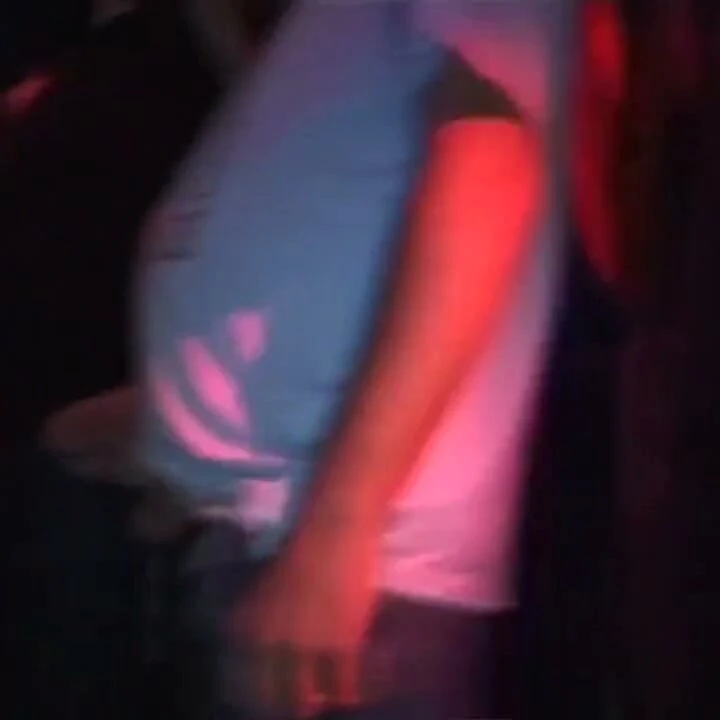 Olgun esmer orta yaşlı seksi kadın birden fazla yarağı sert alıyor