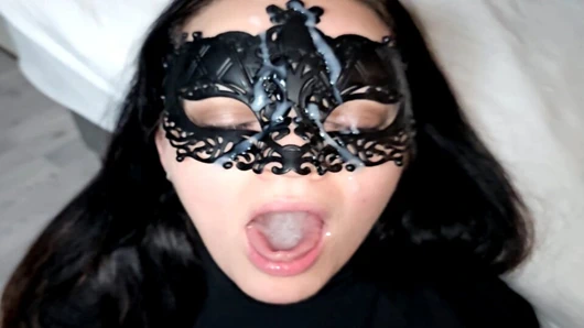 Orta yaşlı seksi kadın yüzünü dölle kaplıyor ve diliyle büyük bir döl yakalıyor ve yutuyor - millie fox