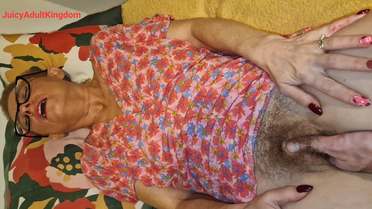 Klitorisime bir parmakla, iki parmak amcığımda ve bir götümde masaj yapıyor ve bana harika bir orgazm yaşatıyor