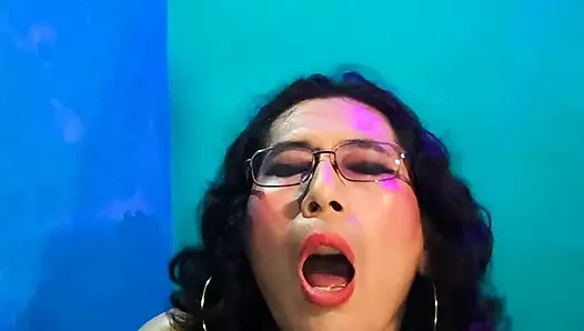 İç çamaşırı ve mini etekle Tgirl