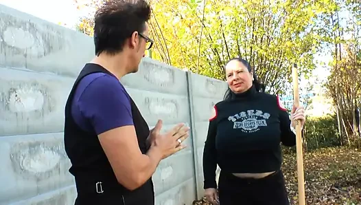 Olgun sürtükler büyük göğüslerini gösteriyor ve heyecanlandırıyor - 4