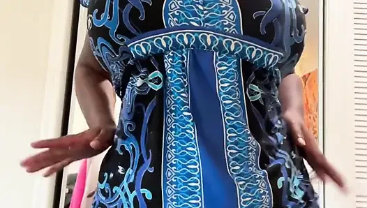 Elbiseli tombul zenci kadın büyük göğüslerini ve götünü gösteriyor