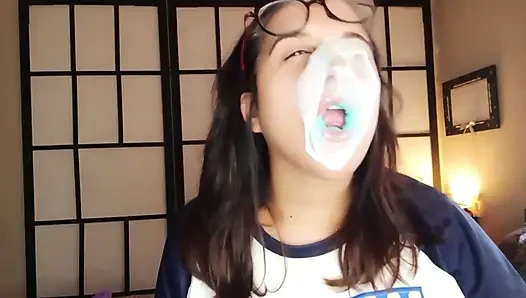 Пробуя большие пузыри с BubbleGum Roll - Bunny Looner