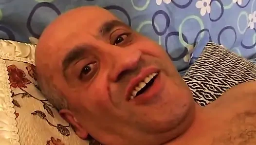 Azgın orta yaşlı seksi kadın mutfakta parmaklanıyor ve sikiliyor
