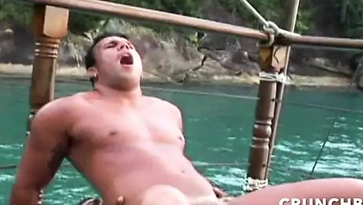 İki seksi latin oğlan eğlence için halk plajında prezervatifsiz sikişiyor