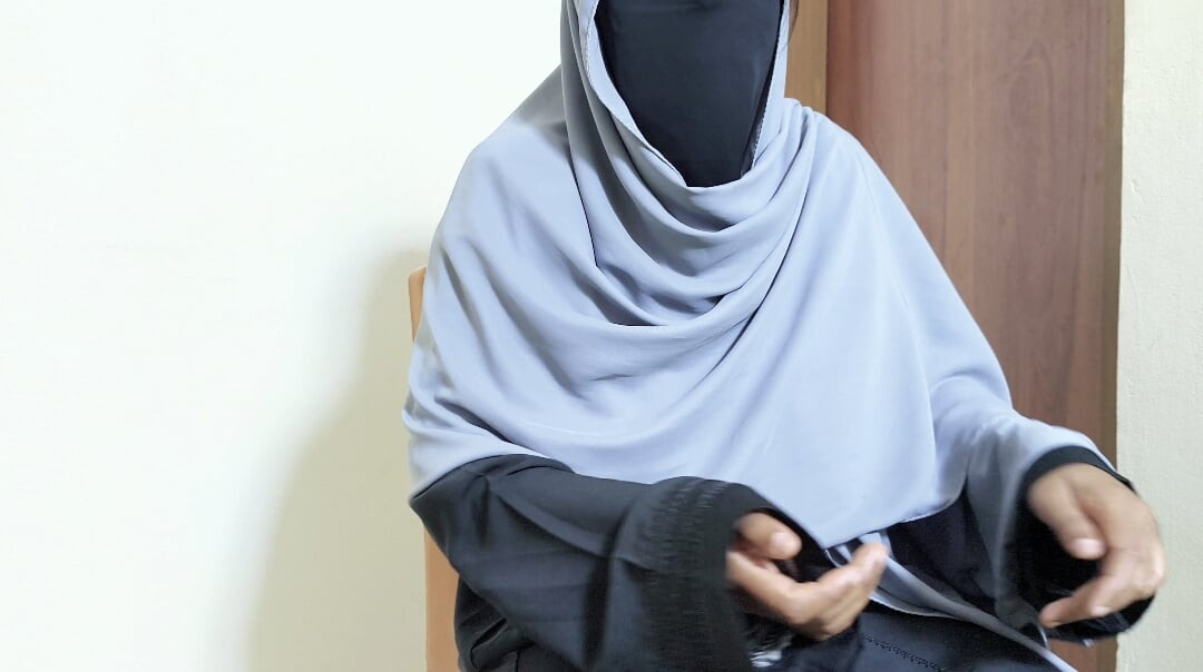 Hintli tesettürlü Müslüman köylü kadın ofis müdürü tarafından sert sikiliyor