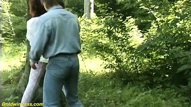 Alman sıska kızıl saçlı evli kadın açık havada sikiliyor