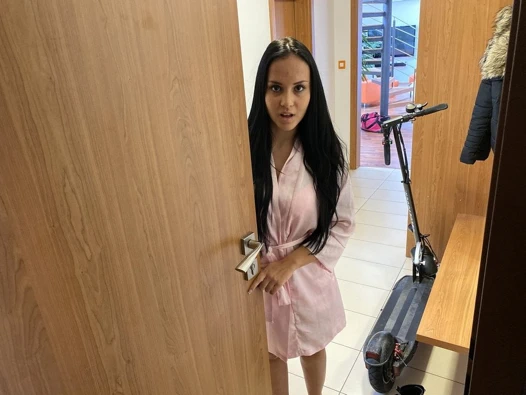 Borç4k. kızgın adam esmerin kıyafetlerini yırtıyor ve ona nüfuz ediyor