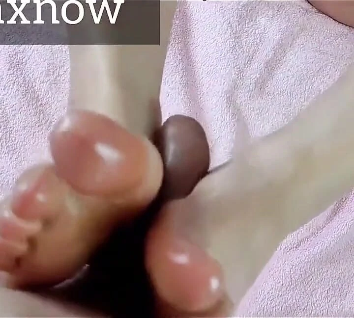 Ayak tarafı işi ayaklara yağlanmış döl 4k shanaxnow