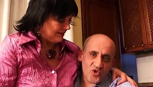 Azgın orta yaşlı seksi kadın mutfakta parmaklanıyor ve sikiliyor