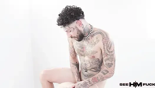 Dövmeli Tommy Sandy Love'a yağlanmış beyaz çarşaflara emdiriyor!