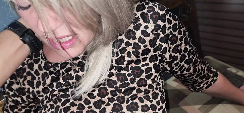 Симпатичная проказливая сводная сестра позволяет мне трахаться с ней, пока я не скажу ее друзьям