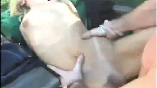 Genç sarışın açık havada amına kalın bir yarak almak için bacaklarını geniş açıyor