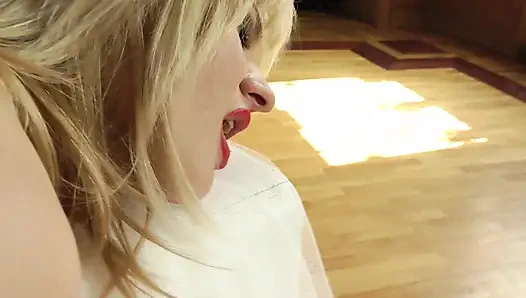 Küçük memeli ateşli azgın orta yaşlı seksi kadın canavar yarakla sikiliyor ve ağzına boşalıyor