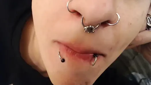 6 piercing yakın çekim oynama zamanı