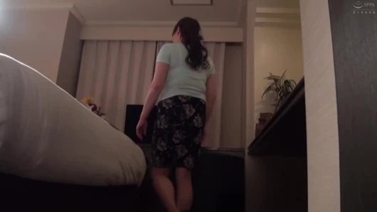 Seksi masajlar yaparken çerçeveleniyor. Boşalana kadar ayrılmalarına izin verilmiyor (240 dakika) bölüm 4