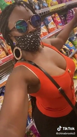 Abanoz milf titties ve göt içinde the bakkal