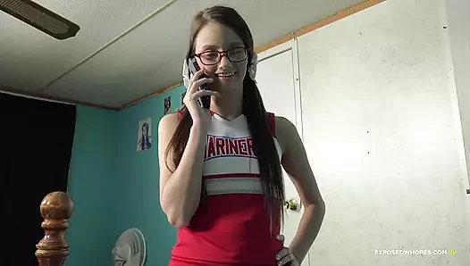 Farrah Valentine - ponpon kız üvey erkek kardeşine onu antrenmana götürmesi için elle muamele çekiyor!