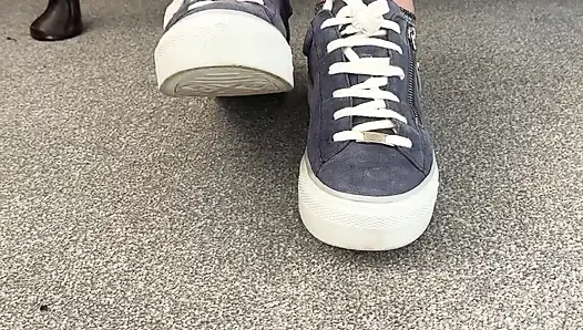 Ateşli terli ayak parmakları, benim için onları yalaman gerekiyor