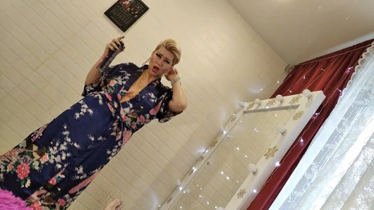 Çekici olgun kadın dans ediyor, emiyor, sikişiyor ...))