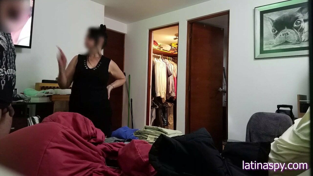 Hizmetçinin önünde mastürbasyon yapıyor, sonra büyük kavunlarını kapıyor