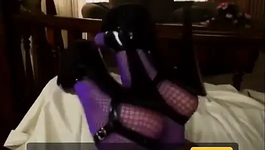 Ateşli latin kanepede götünü siktiriyor