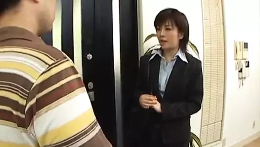 Yukino emme sırasında ofis takım elbise soyunur