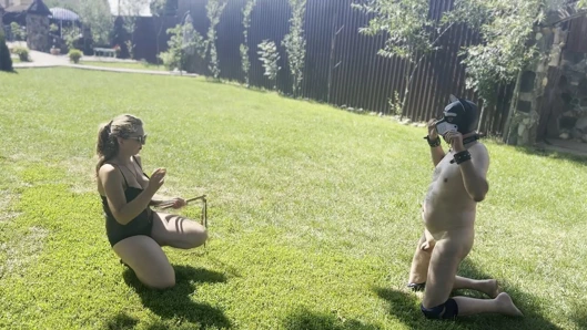 Drakula kadın egemenliği kalesinde köpek yavrusu eğitimi - açık havada domaltma eğitimi - taşakla cinsel organlara vurma cbt