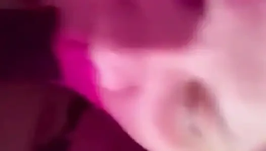 Büyük götlü pawg'ı bağladı ve sikini besledi ve ayak parmaklarını emdi