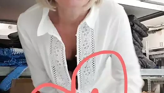 depoda Julie'nin halka açık orgazm