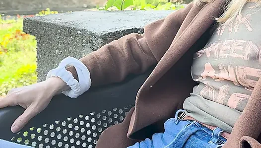 Drażni mojego męża w zielonej koszuli odsłaniając duże przebite sutki w kawie oudoor