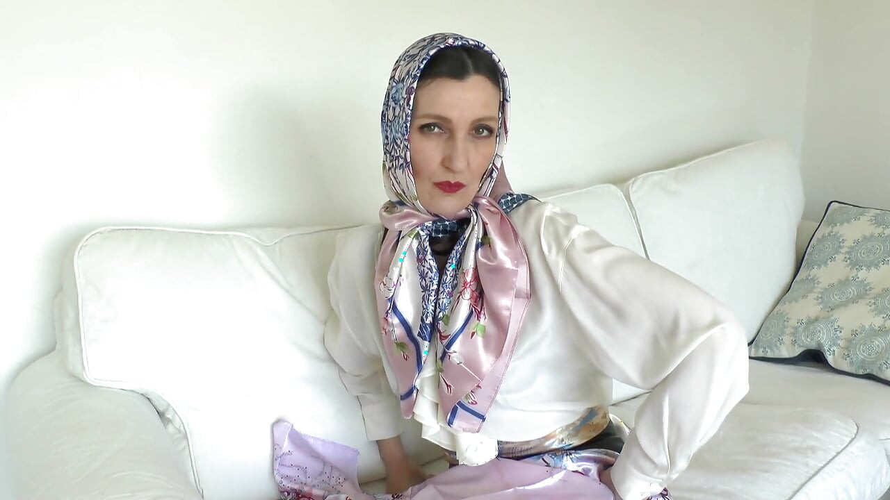 Saten eşarp sevgilisi ve parlak saten eşarbına boşalıyor, Lady Victoria Valente