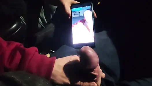 Neredeyse yakalanıyordum! Trafikte önümde mastürbasyon yapıyor, izlemeyi seviyorum. Büyük boşalma!  Bölüm 2