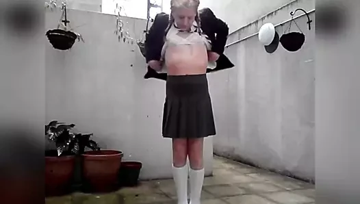 Küçük memelerini gösteren tgirl kız öğrenci.