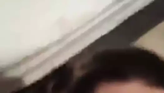 Boğa yapar eş boşalmak ve verir ona bir yüz