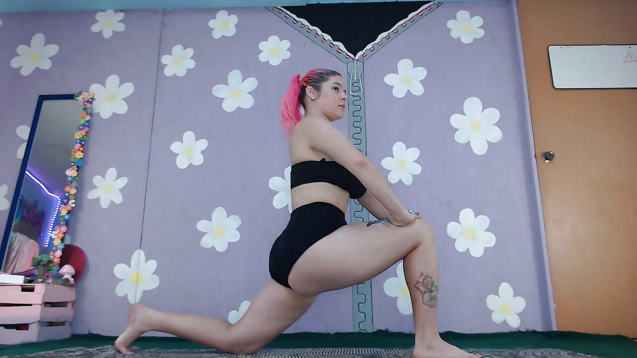 Sevimli orta yaşlı seksi kadın yoga yapıyor ve büyük göğüslerini gösteriyor