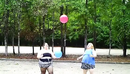 Angie Kimber ve ben balonlarla oynuyorum