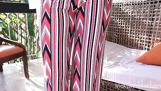 Sihirli pantolon!? büyük memeli yıldız vicky vette bir yük alır!