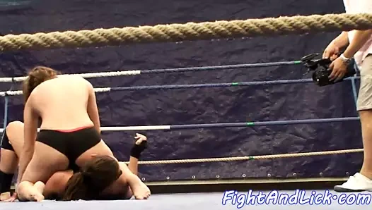 kinky lezbiyen babes güreş üzerinde the zemin