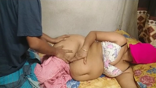 Karısını sohbet eden kocası köylü köylü kızıyla paylaşıyor