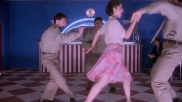 İç çamaşırı olmadan dans eden ve kocasını kıskandıran kız