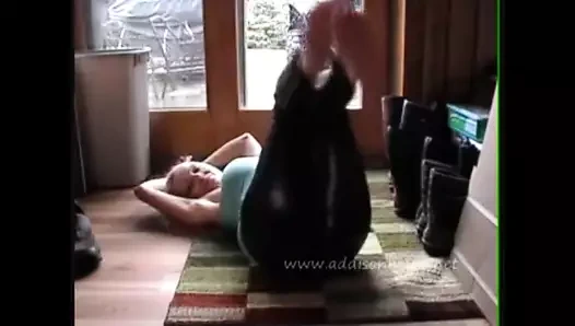 Bir sarışın pembe tangasıyla birçok büyük ıslak osuruk esiyor!