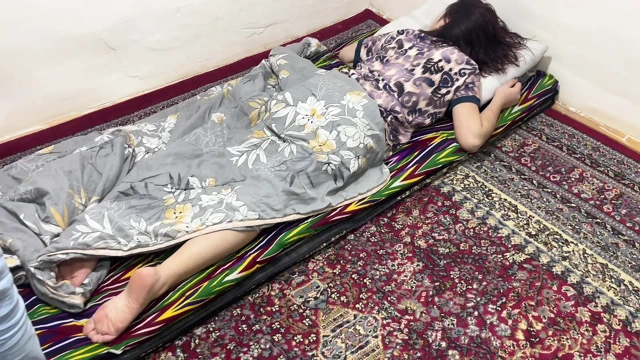 Aşkım uzanmış beni bekler gibi yatiyordu