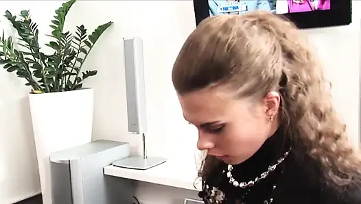 Seksi kaltak sert bir yarakla zar zor sikiliyor