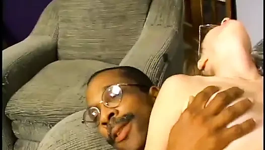 Meraklı genç sürtük Kailee oda arkadaşı Rebecca Starr'a Mr 18 Inç'in büyük götüyle seksin çok ürkütücü olduğunu gösteriyor