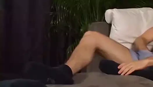 Yakışıklı damızlık ayaklarıyla oynuyor ve yavaş yavaş mastürbasyon yapıyor