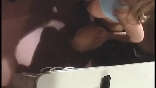 Büyük memeli şehvetli sarışın masada amını siktiriyor