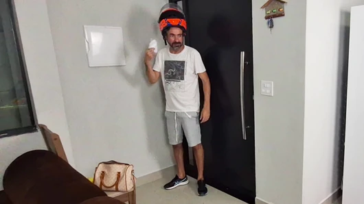 Sadece banyo havlusu giyen yalnız kız teslimat oğlanı alıyor!