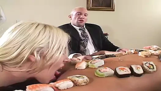 Koyu saçlı kız çifte sikişmeden önce iki yarağı emiyor